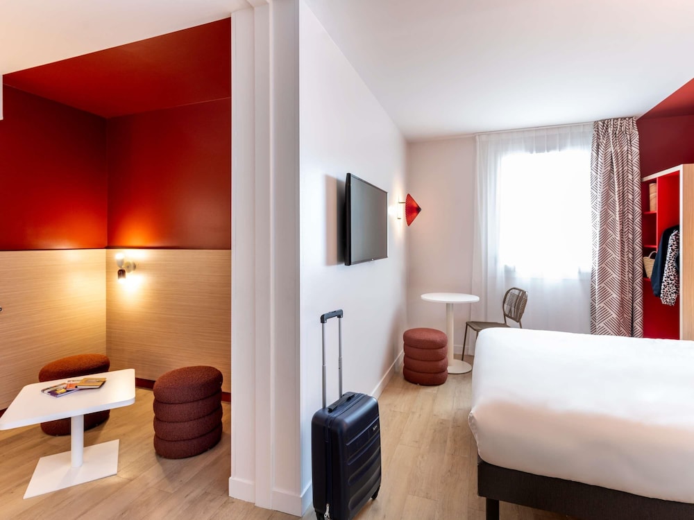 Habitación Standard con 1 cama doble y 2 camas individuales del hotel Ibis Styles Prévessin Genève Aéroport