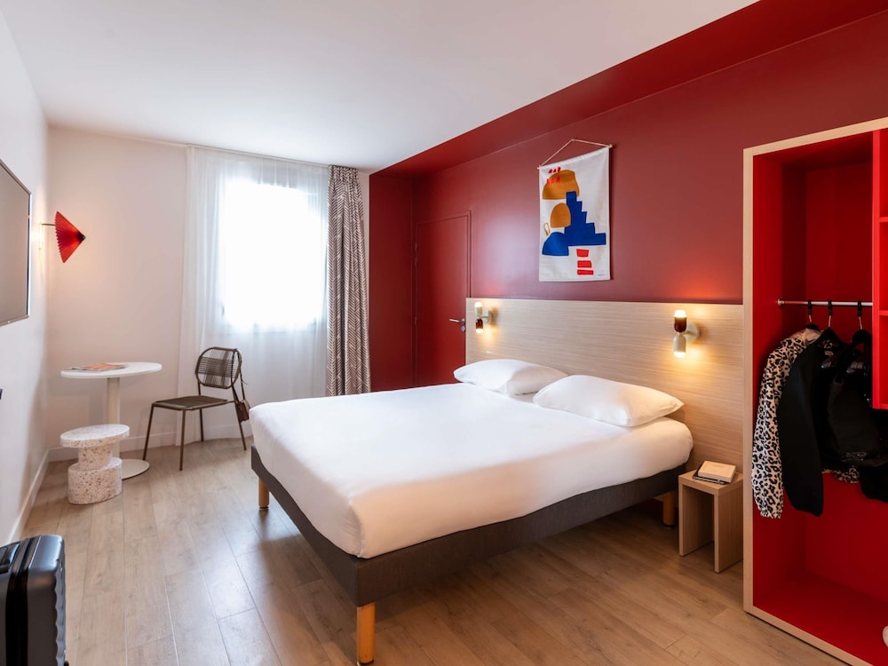 Habitación Standard con 1 cama doble y 2 camas individuales del hotel Ibis Styles Prévessin Genève Aéroport. Foto 1