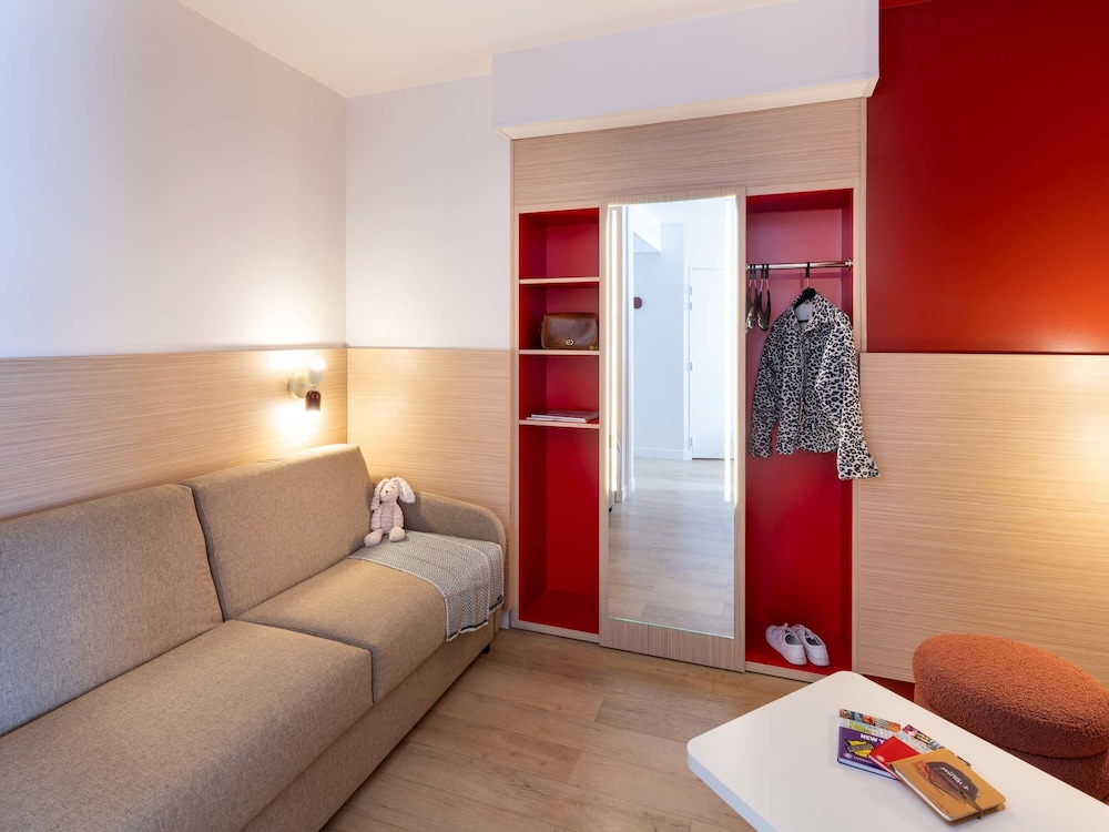 Habitación Standard con 1 cama doble y 2 camas individuales del hotel Ibis Styles Prévessin Genève Aéroport. Foto 2