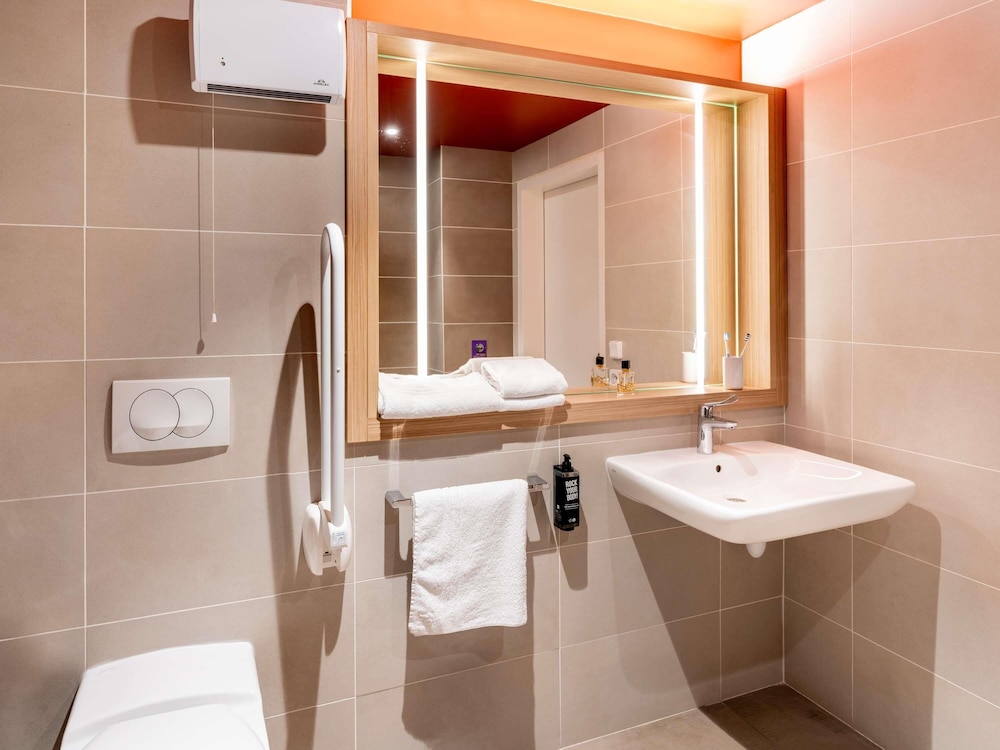 Habitación Standard accesible con 1 cama doble del hotel Ibis Styles Prévessin Genève Aéroport. Foto 7