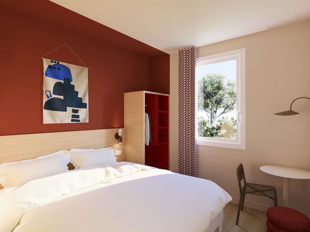 Habitación Standard accesible con 1 cama doble del hotel Ibis Styles Prévessin Genève Aéroport. Foto 8