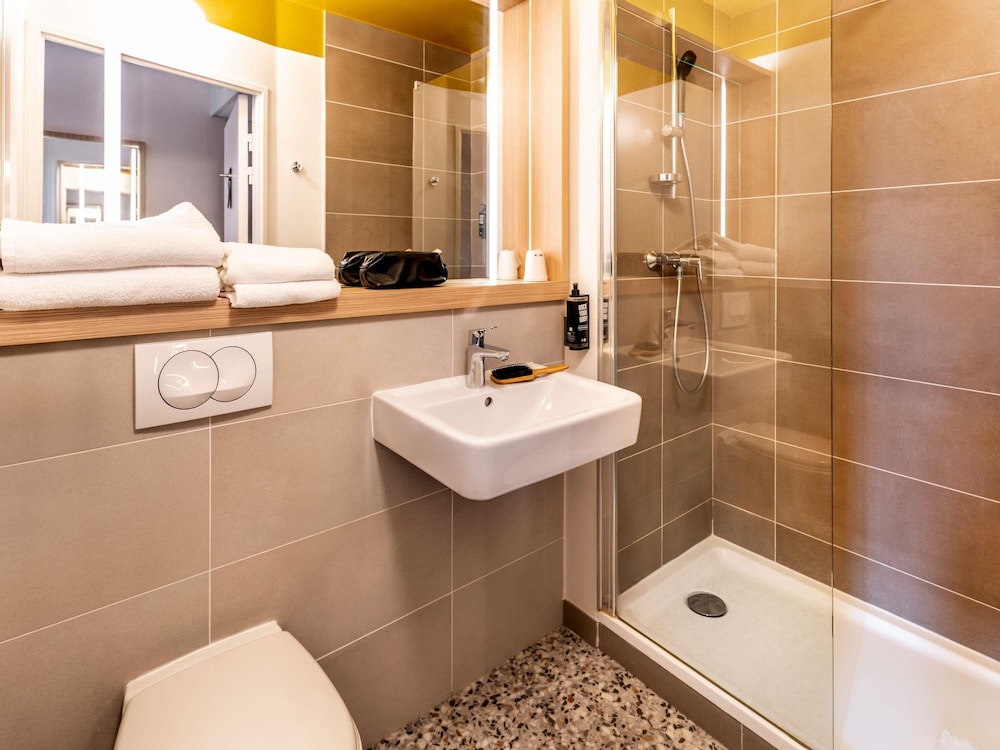 Habitación Standard accesible con 1 cama doble del hotel Ibis Styles Prévessin Genève Aéroport. Foto 10