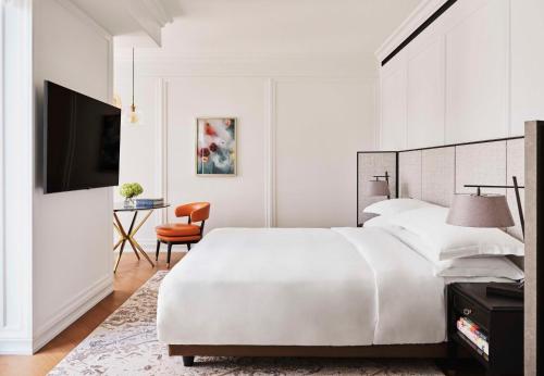 Habitación con cama extragrande y ducha a ras de suelo - Adaptada para personas con movilidad reducida del hotel Park Hyatt London River Thames