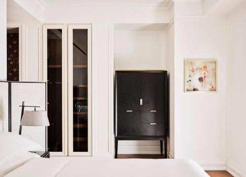 Habitación con cama extragrande y ducha a ras de suelo - Adaptada para personas con movilidad reducida del hotel Park Hyatt London River Thames. Foto 1