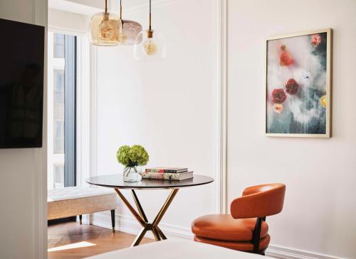 Habitación con cama extragrande y ducha a ras de suelo - Adaptada para personas con movilidad reducida del hotel Park Hyatt London River Thames. Foto 2