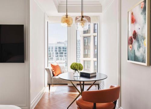 Habitación con cama extragrande y ducha a ras de suelo - Adaptada para personas con movilidad reducida del hotel Park Hyatt London River Thames. Foto 3