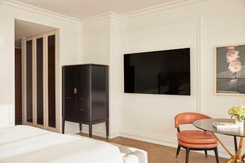 Habitación con cama extragrande. del hotel Park Hyatt London River Thames. Foto 6