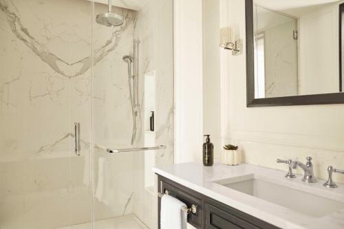 Habitación con cama extragrande - Planta superior del hotel Park Hyatt London River Thames. Foto 9