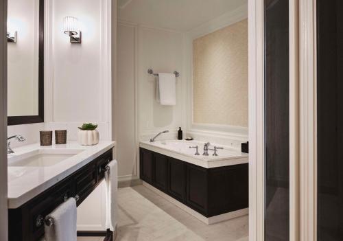 Habitación Esquinera con cama extragrande del hotel Park Hyatt London River Thames. Foto 1