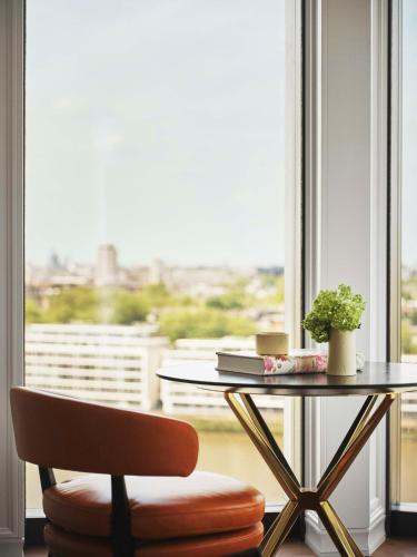 Habitación Esquinera con cama extragrande del hotel Park Hyatt London River Thames. Foto 4