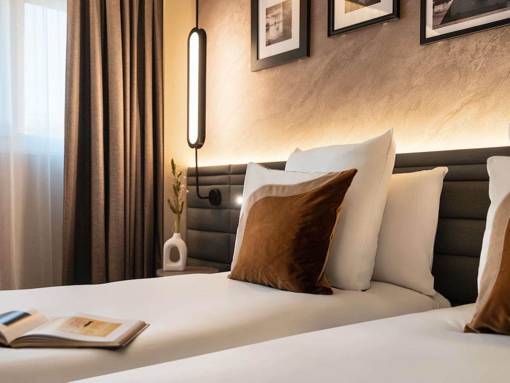 Habitación superior con 2 camas individuales del hotel Novotel Paris La Défense Nanterre. Foto 3