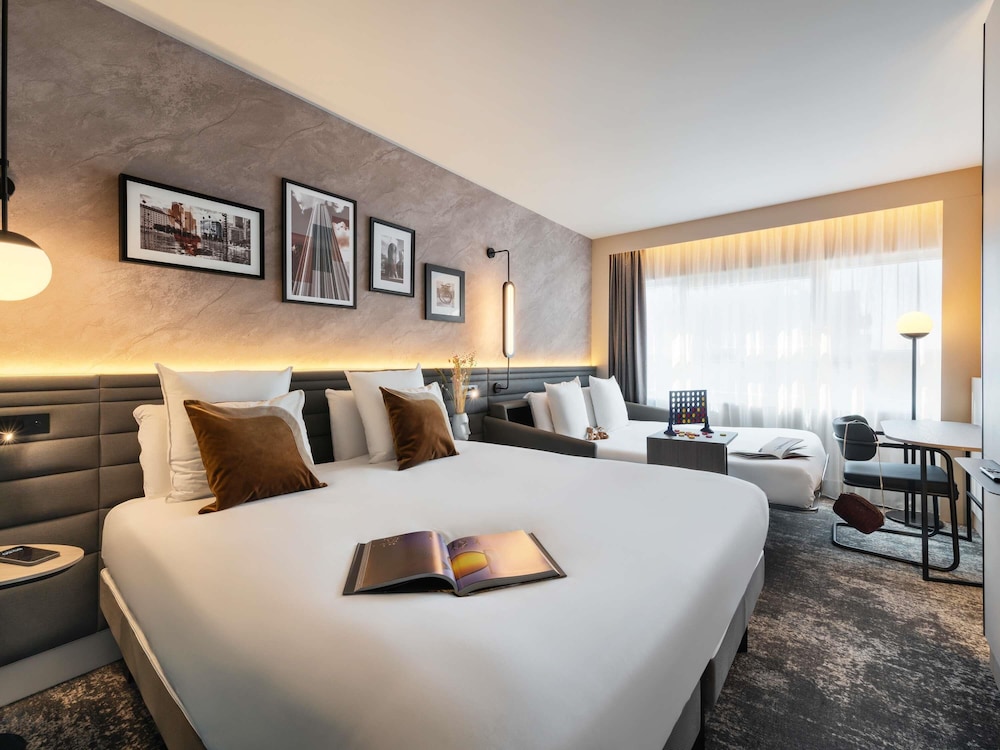 Habitación Executive con 1 cama king size y 1 sofá cama doble del hotel Novotel Paris La Défense Nanterre