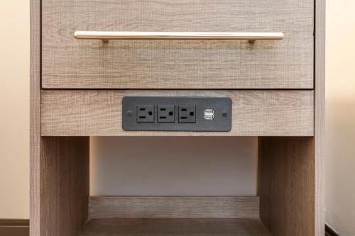 Habitación Premium con cama extragrande y ducha accesible en silla de ruedas (Cama mejorada) - No fumadores del hotel Red Roof Inn PLUS+ Jamaica, NY. Foto 10