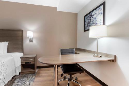 Habitación Superior con cama extragrande - No fumadores del hotel Red Roof Inn PLUS+ Jamaica, NY. Foto 12