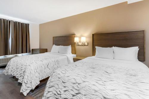 Habitación Premium con 2 camas grandes de categoría superior y caja de aperitivos - No fumadores del hotel Red Roof Inn PLUS+ Jamaica, NY. Foto 10