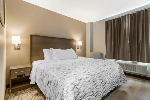 Alojamiento Deluxe con cama extragrande - No fumadores del hotel Red Roof Inn PLUS+ Jamaica, NY. Foto 6