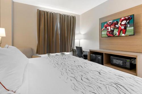 Alojamiento Deluxe con cama extragrande - No fumadores del hotel Red Roof Inn PLUS+ Jamaica, NY. Foto 8