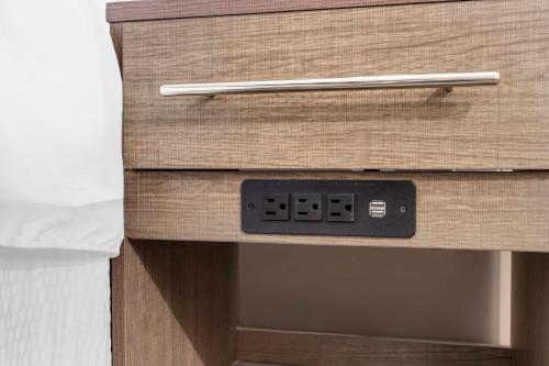 Habitación Premium con cama extragrande y ducha accesible en silla de ruedas (Cama mejorada) - No fumadores del hotel Red Roof Inn PLUS+ Jamaica, NY. Foto 11