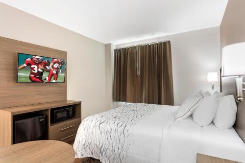 Habitación Superior con cama extragrande - No fumadores del hotel Red Roof Inn PLUS+ Jamaica, NY. Foto 1