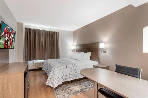 Habitación Superior con cama extragrande - No fumadores del hotel Red Roof Inn PLUS+ Jamaica, NY. Foto 10