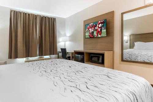 Habitación Deluxe con ducha accesible en silla de ruedas adaptada para personas de movilidad reducida - 1 cama extragrande - No fumadores del hotel Red Roof Inn PLUS+ Jamaica, NY