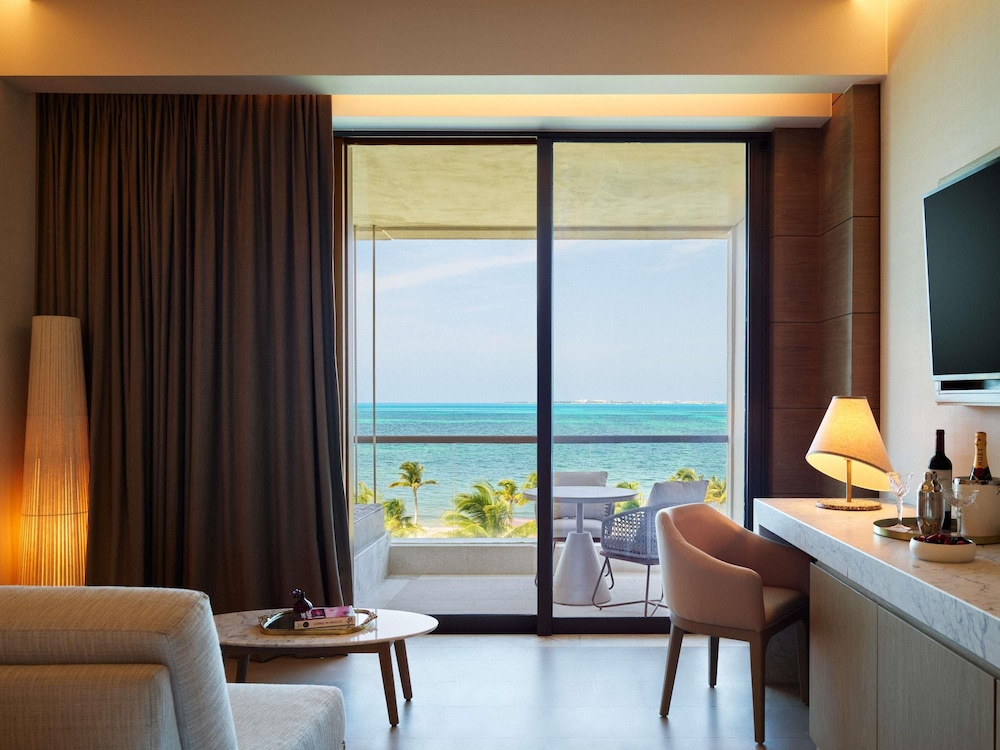 SUITE EPHORIA CON CAMA KING del hotel SLS Playa Mujeres – ALL Inclusive Collection. Foto 1