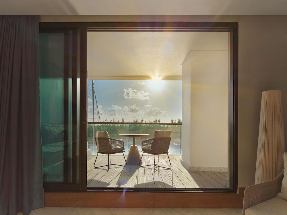 SUITE EUPHORIA EN ESQUINA CON VISTAS A LA MARINA Y CAMA KING del hotel SLS Playa Mujeres – ALL Inclusive Collection. Foto 4