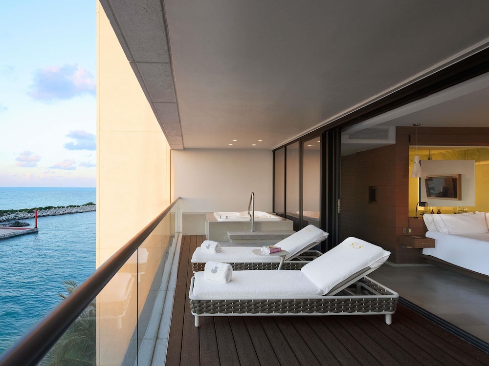 SUITE EUPHORIA EN ESQUINA CON VISTAS A LA MARINA Y CAMA KING del hotel SLS Playa Mujeres – ALL Inclusive Collection. Foto 5