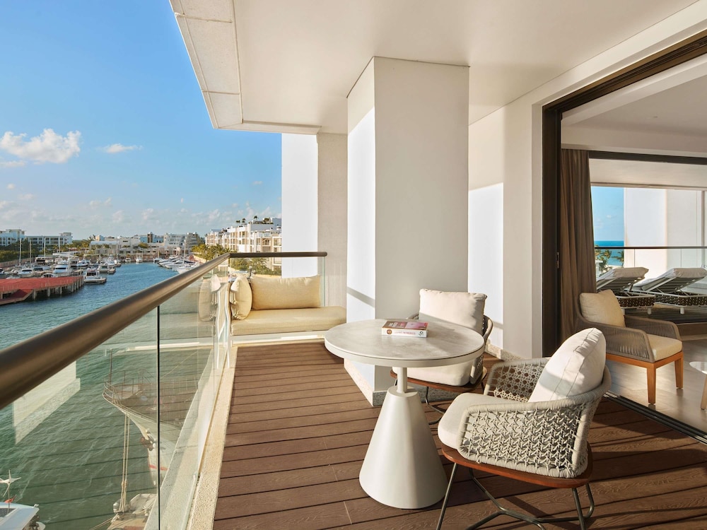 SUITE CORNER EUPHORIA CON VISTAS AL MAR Y CAMA KING del hotel SLS Playa Mujeres – ALL Inclusive Collection. Foto 1