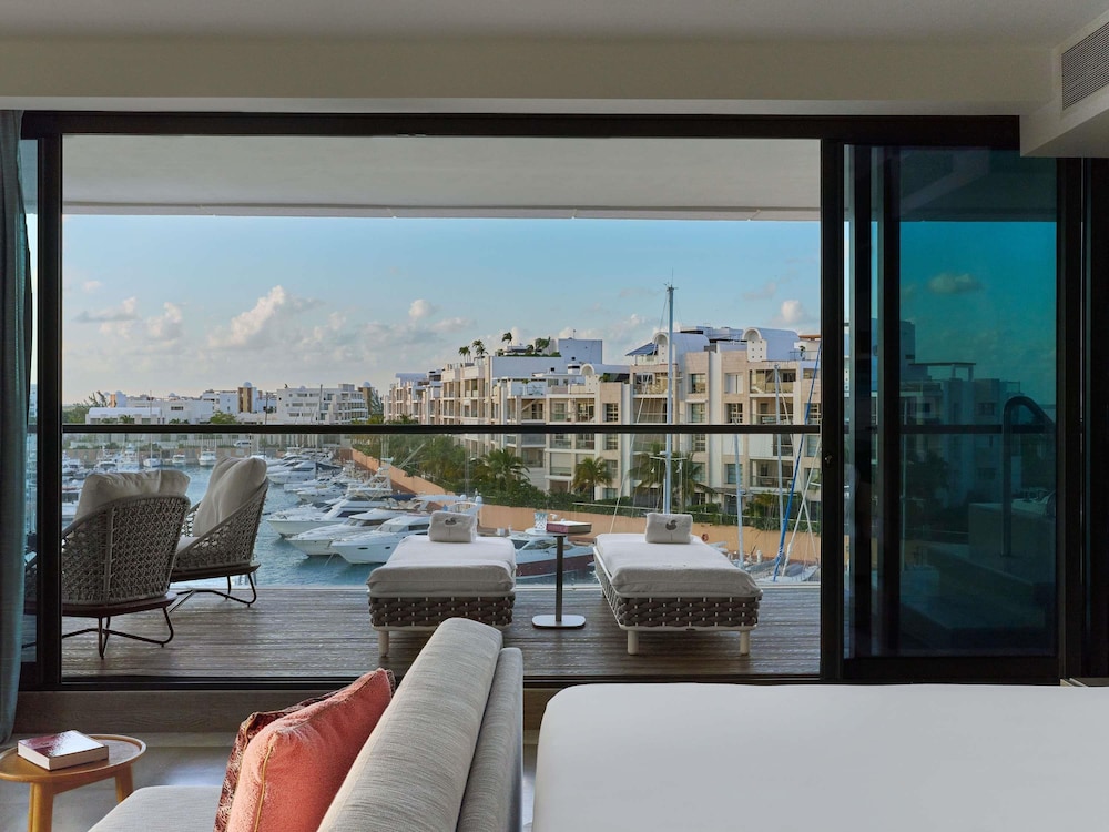SUITE CORNER EUPHORIA CON VISTAS AL MAR Y CAMA KING del hotel SLS Playa Mujeres – ALL Inclusive Collection. Foto 2