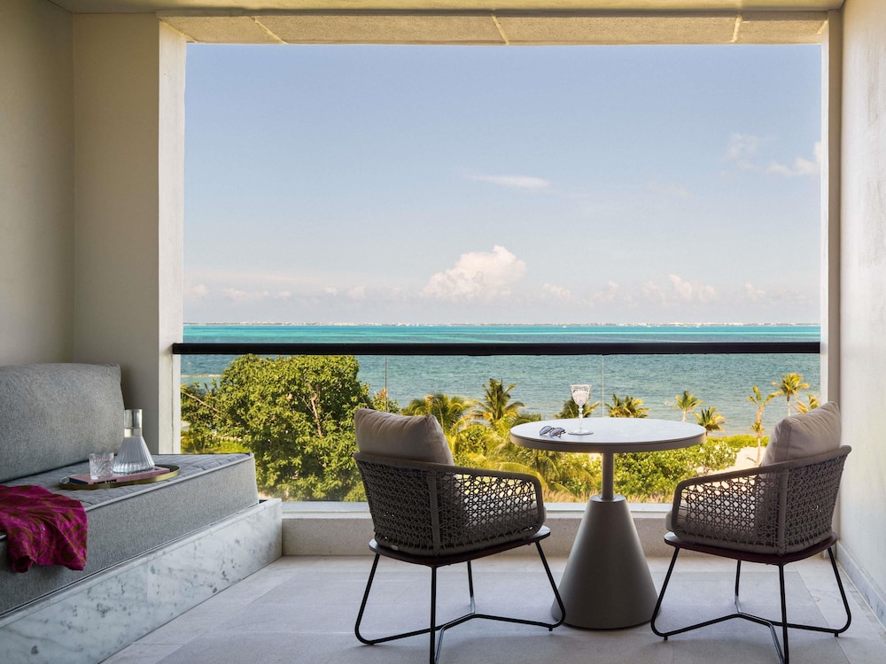 DELIGHT: HABITACIÓN CON VISTAS AL MAR Y DOS CAMAS QUEEN del hotel SLS Playa Mujeres – ALL Inclusive Collection. Foto 2