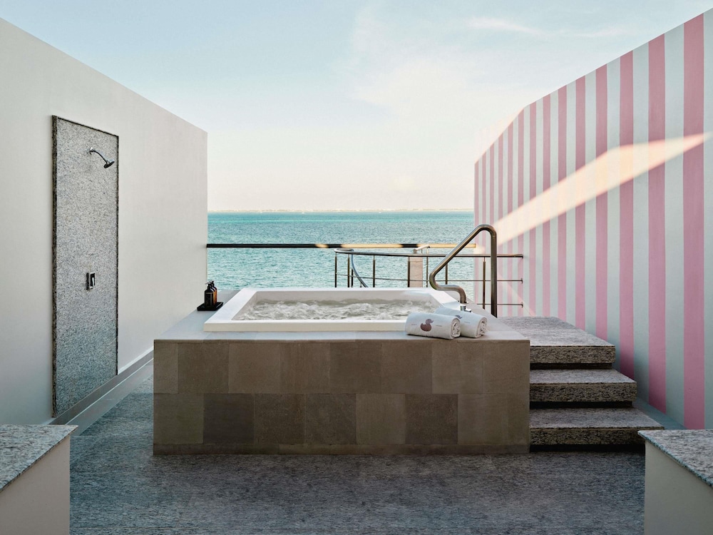 SLS ELITE: Habitación con cama extragrande en la azotea con vistas al mar del hotel SLS Playa Mujeres – ALL Inclusive Collection
