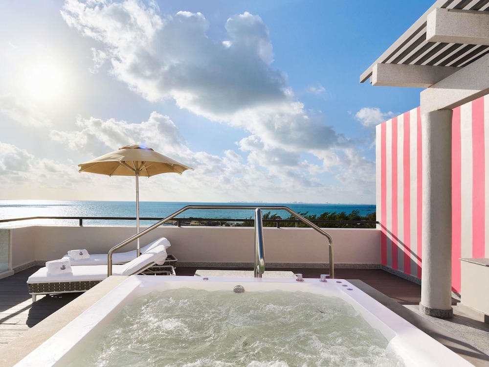 SLS ELITE: HABITACIÓN EN LA AZOTEA CON VISTAS AL MAR Y DOS CAMAS QUEEN del hotel SLS Playa Mujeres – ALL Inclusive Collection. Foto 1