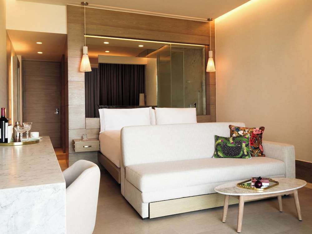 SUITE EUPHORIA EN ESQUINA CON VISTAS A LA MARINA Y CAMA KING del hotel SLS Playa Mujeres – ALL Inclusive Collection. Foto 1