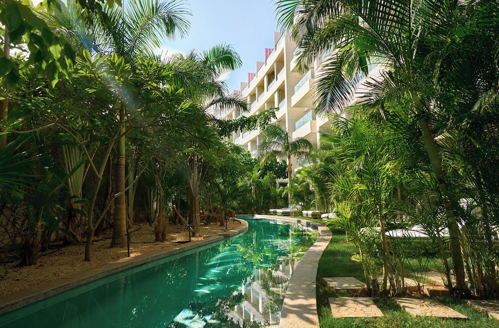 CAPTIVATE CON ACCESO DIRECTO A LA PISCINA Y DOS CAMAS DE MÁRIMACHO del hotel SLS Playa Mujeres – ALL Inclusive Collection. Foto 1