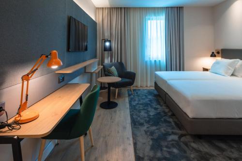 Habitación Estándar - Planta alta - Cama grande del hotel Holiday Inn Braga, an IHG