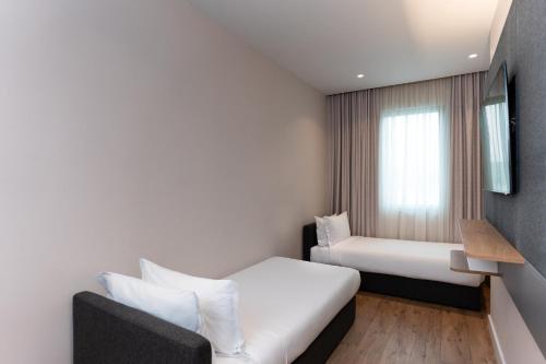 Suite de 1 dormitorio con sofá cama del hotel Holiday Inn Braga, an IHG