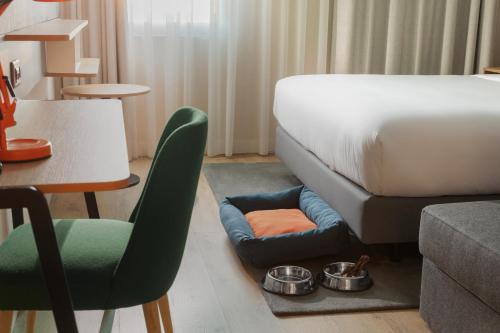 Habitación Premium con cama grande y sofá cama del hotel Holiday Inn Braga, an IHG. Foto 1