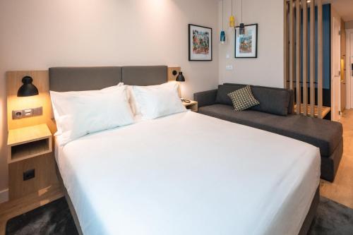 Habitación Premium con cama grande y sofá cama del hotel Holiday Inn Braga, an IHG. Foto 4