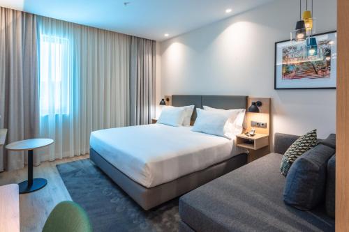 Habitación Premium con cama grande y sofá cama del hotel Holiday Inn Braga, an IHG. Foto 6