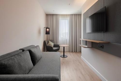 Suite de 1 dormitorio con sofá cama del hotel Holiday Inn Braga, an IHG. Foto 6