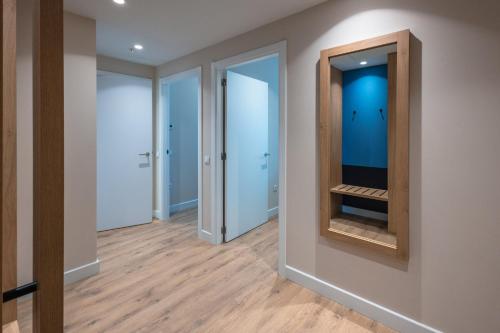 Suite de 1 dormitorio con sofá cama del hotel Holiday Inn Braga, an IHG. Foto 9