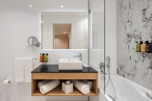 Suite de 1 dormitorio del hotel Holiday Inn Braga, an IHG