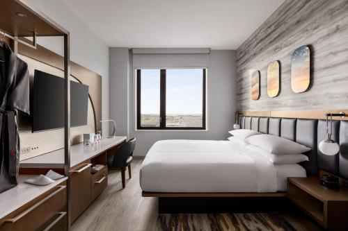 Habitación Club Level - 1 cama extragrande - Adaptada para personas con discapacidad auditiva del hotel Marriott New York JFK Airport