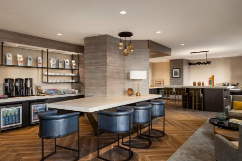 Habitación Club Level - 1 cama extragrande - Adaptada para personas con discapacidad auditiva del hotel Marriott New York JFK Airport. Foto 6