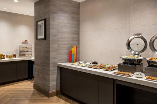 Habitación Club Level - 1 cama extragrande - Adaptada para personas con discapacidad auditiva del hotel Marriott New York JFK Airport. Foto 9