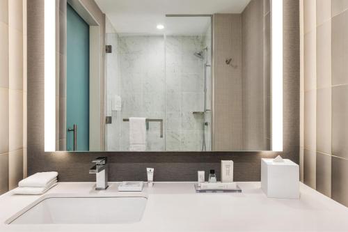 Habitación Estándar adaptada para personas con movilidad reducida con bañera adaptada - 2 camas grandes del hotel Marriott New York JFK Airport. Foto 3