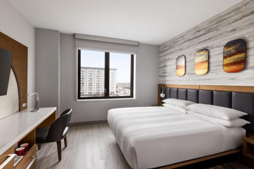 Habitación Estándar con cama extragrande - Adaptada para personas con discapacidad auditiva del hotel Marriott New York JFK Airport