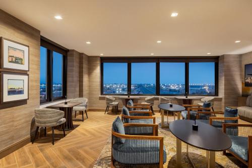 Habitación Club Level - 1 cama extragrande - Adaptada para personas con discapacidad auditiva del hotel Marriott New York JFK Airport. Foto 7