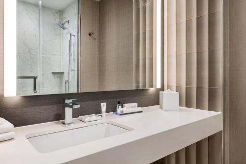 Habitación Estándar - 2 camas grandes del hotel Marriott New York JFK Airport. Foto 4